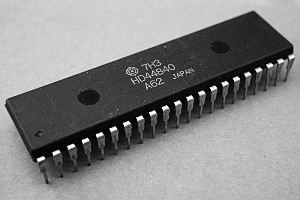 Datei:HMCS46C (HD44840) chip.jpg