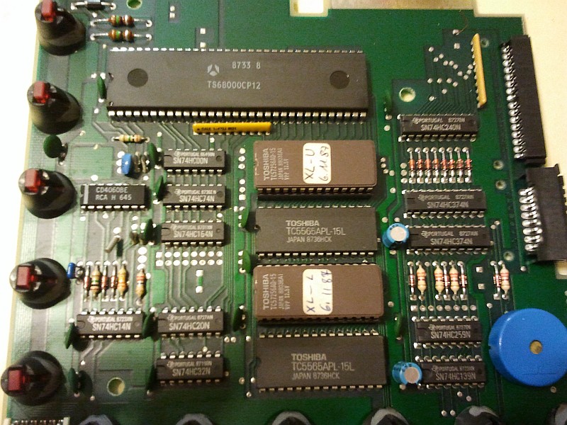 Datei:Mephisto Mondial 68000XL CPU-ROM-RAM.jpg