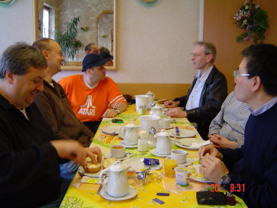 Datei:Das Fruhstuck nach der Hacke Erwin Rainer Steffen Gerhard Thomas nur Bauch und Mo Sai.jpg