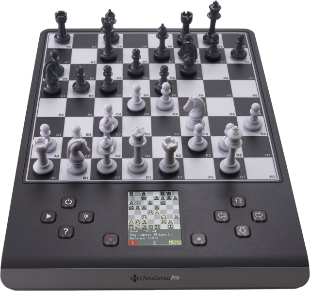 Datei:M815 ChessGenius-Pro game 1920x1920.png