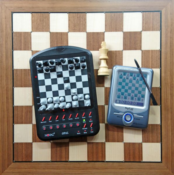 Datei:Reiseschachcomputer auf ChessGeniusExclusive 1.jpg