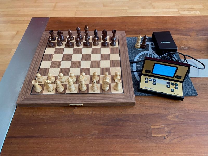 Datei:Millennium ChessGenius Exclusive-Totale.jpg