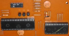 I/O Baustein 6530, rechts daneben 6504 CPU