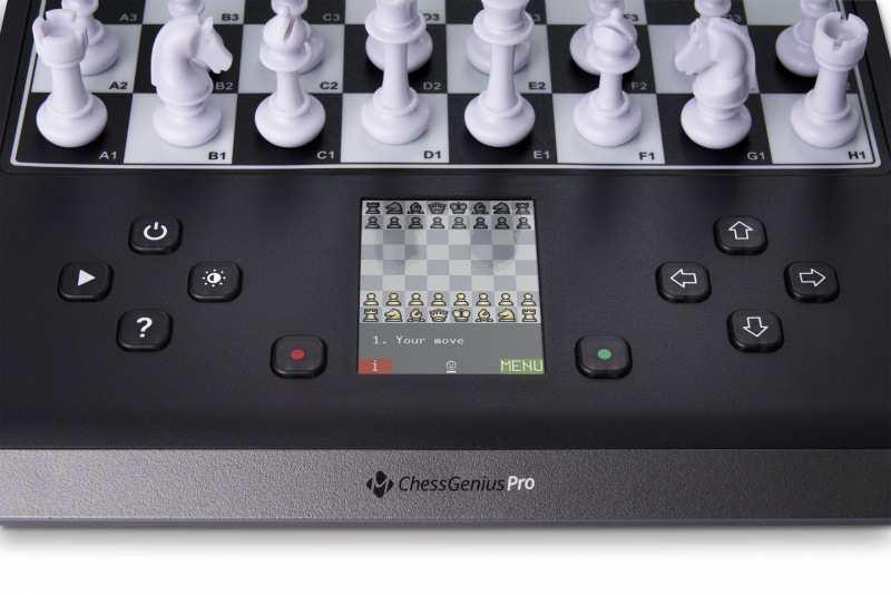 Datei:M815 ChessGenius-Pro display 1920x1920.png