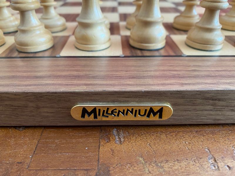 Datei:Millennium ChessGenius Exclusive-Plakette.jpg