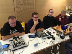 Helmut Hoffmann beobachtet kritisch seinen Roma II, rechts neben ihm Gernot Holm. Hein Veldhuis erhielt von Alwin nachträglich seinen vergessenen Pokal für den 3. Platz in der Gruppe B aus dem Vorjahr.