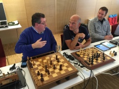Ruud Martin und Wolfgang Zugrav bei Ihrer Partie, Dirk Heidtfeld hört den beiden interessiert zu